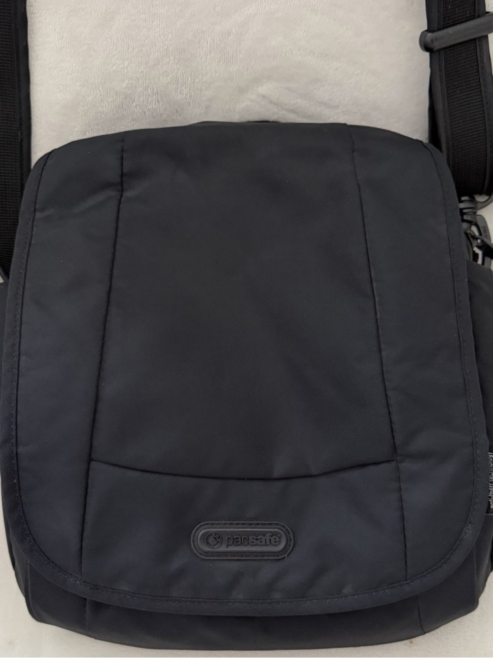 Pacsafe Metrosafe LS200 Anti-Theft Black Unisex Shoulder Bag